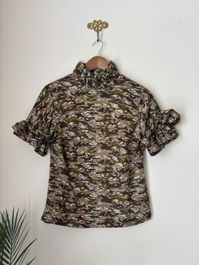 Elizabeth Wilson Camo Print Nancy Jane Ruffle Sleeve Top XS Spring Preppy
